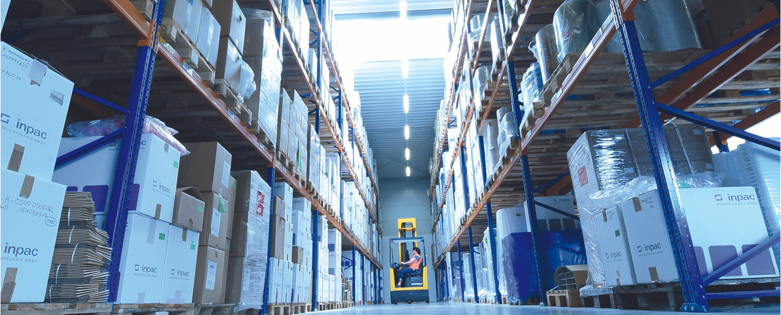 Blick auf ein volles Lager mit mehreren Ebenen von Versandkartons. 