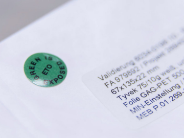 Bild eines versiegelten Blisters mit Blick auf einen EO-Indikator und Teile eines Etiketts. 