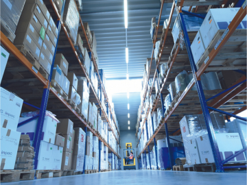 Blick auf ein volles Lager mit mehreren Ebenen von Versandkartons. 